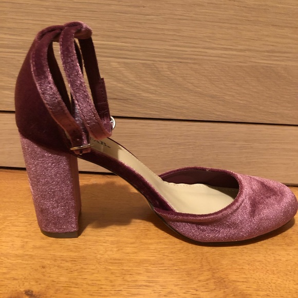 JustFab Shoes - NWOT Velvet Pumps